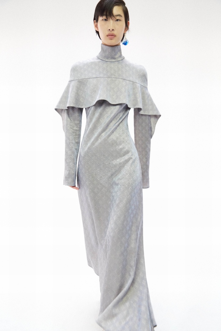 серое длинное трикотажное платье платье с пелериной и длинными рукавами