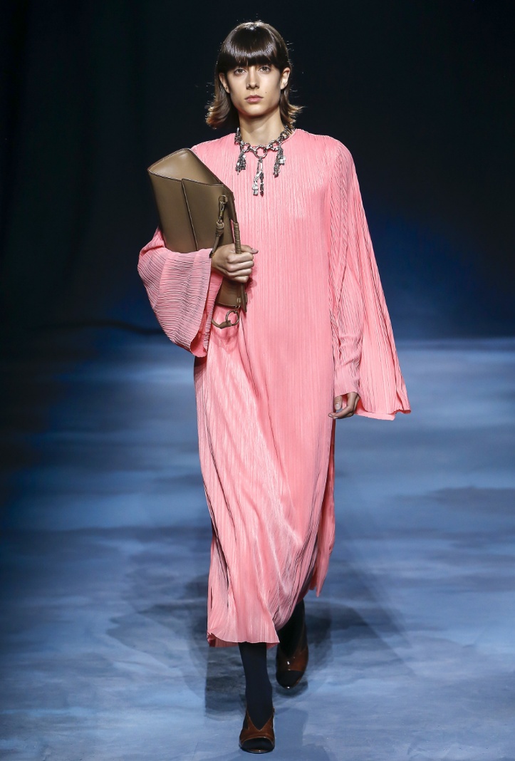деловое розовое платье объемного силуэта весна 2019 года