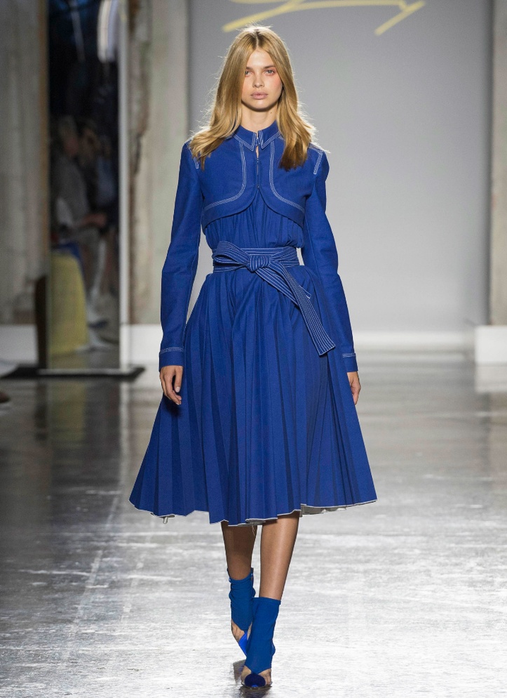 модная женская одежда весны 2019 - синие платья с длинным рукавом миди отрезнное с расклешенной юбкой