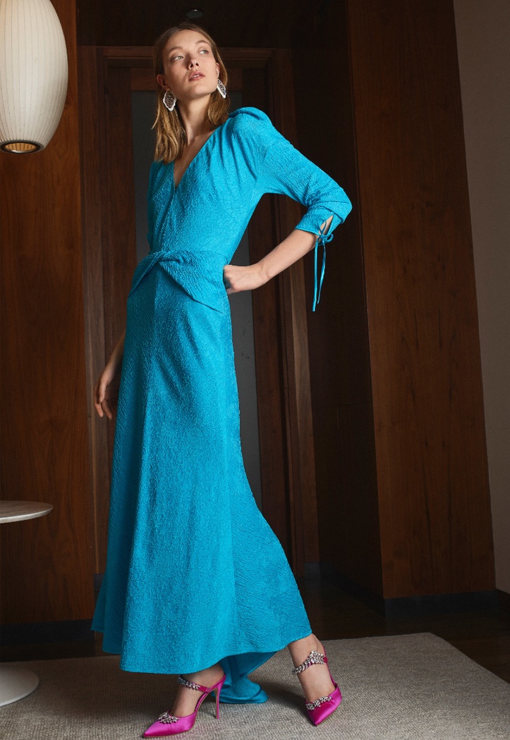 длинное платье бирюзового цвета с подплечниками приталенного силуэта с рукавами ниже локтя