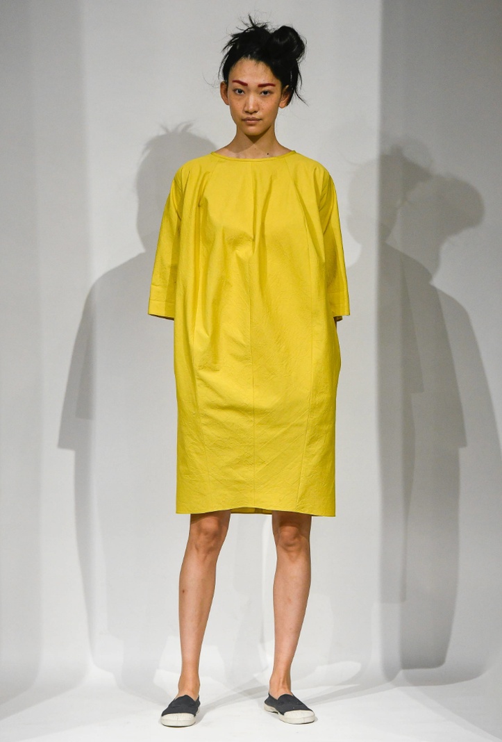 желтое платье выше колен прямого свободного кроя с рукавами ниже локтя