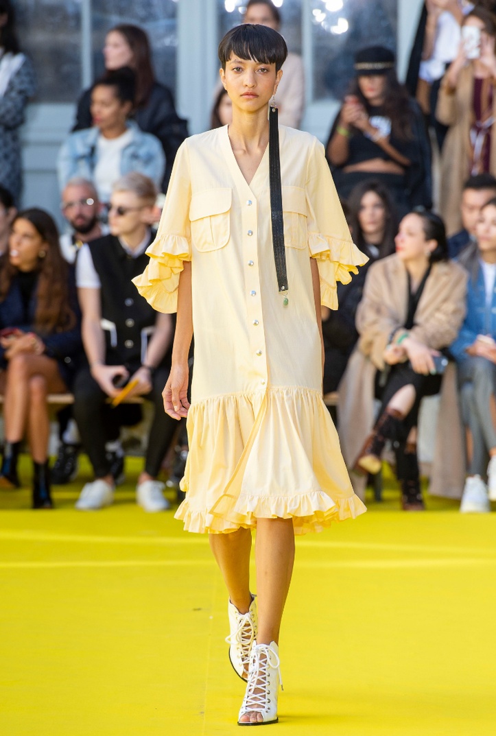 желтое платье миди с карманами, воланами на рукавах, застегивающееся на пуговицы и оборками на подоле
