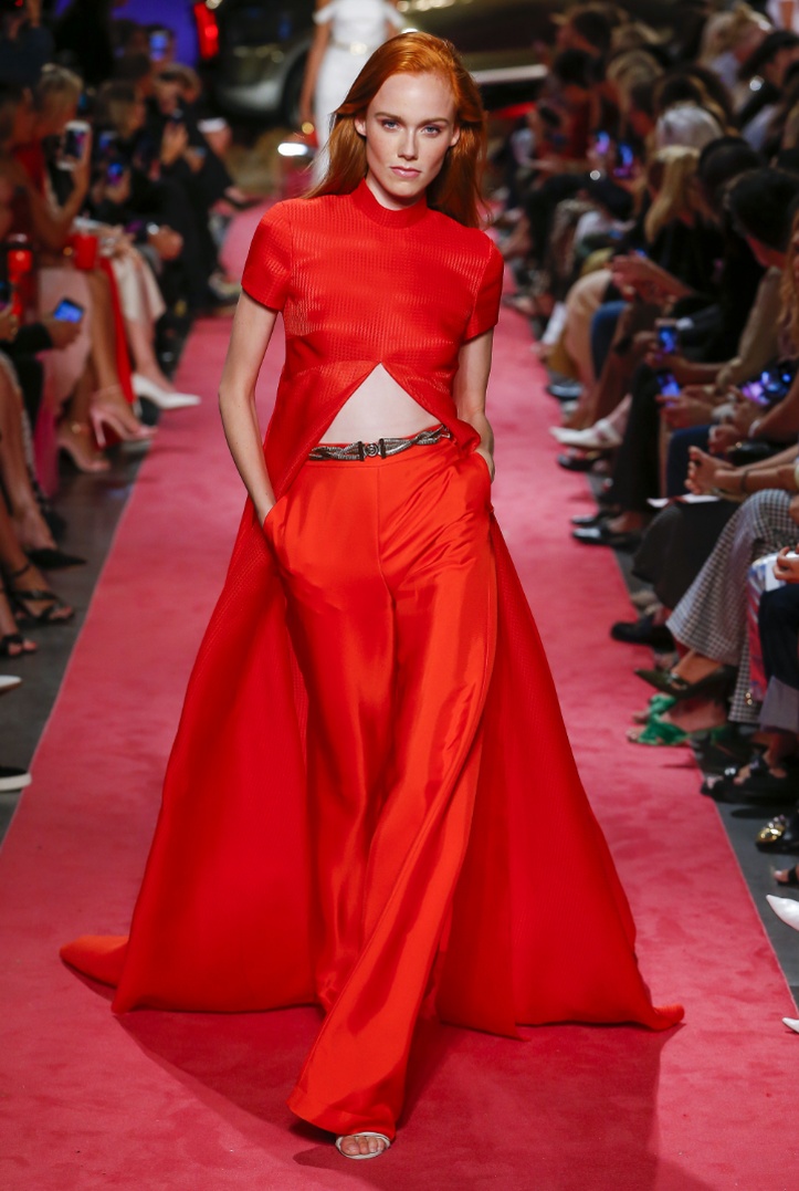 стильный комплект красные брюки с красным платьем