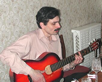 Андрей Травин с красной гитарой