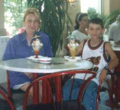 Ирен с сыном в ее любимом кафе