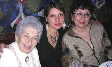 Анна Левина (крайняя справа) со своей матерью и со своей дочкой