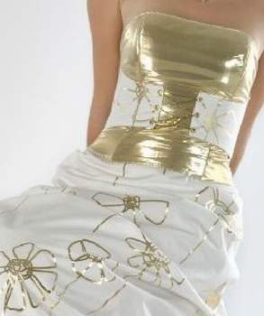 Платье с золотой отделкой