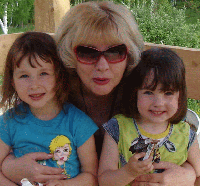 Ольга Таевская с внучками Лерой и Полиной на даче