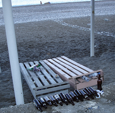 Гагра, пляж, раннее утро, мусор