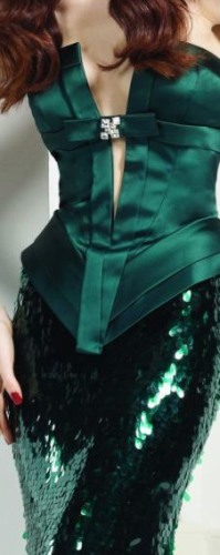 Новогодний наряд в Год Змеи: платье, юбка, брюки?