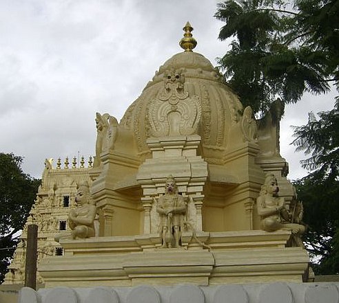 На фото: купол одного их храмов в Бангалоре