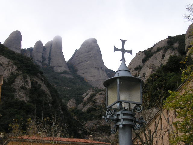 гора Монтсеррат, католический крест и монастырь