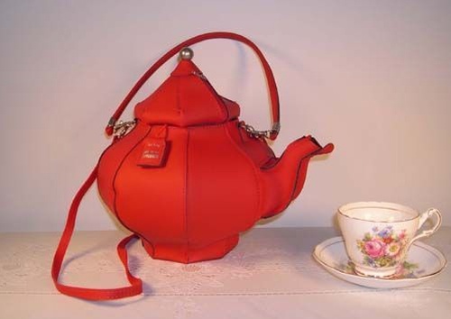 женский красный редикюль в форме чайника