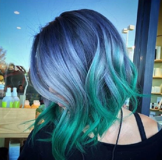 темно-синие волосы с зелеными концами