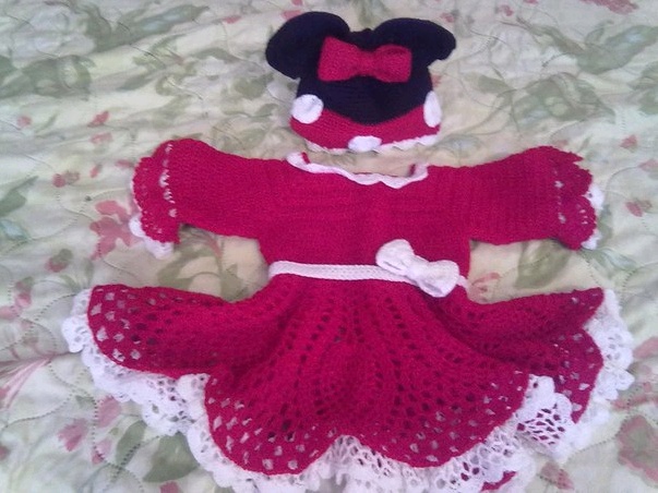 Красное вязаное детское платье и шапочка черная с красным бантиком и ушками