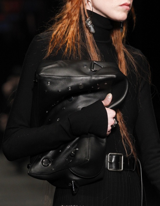 Черная сумка от Alexander McQueen с люверсами