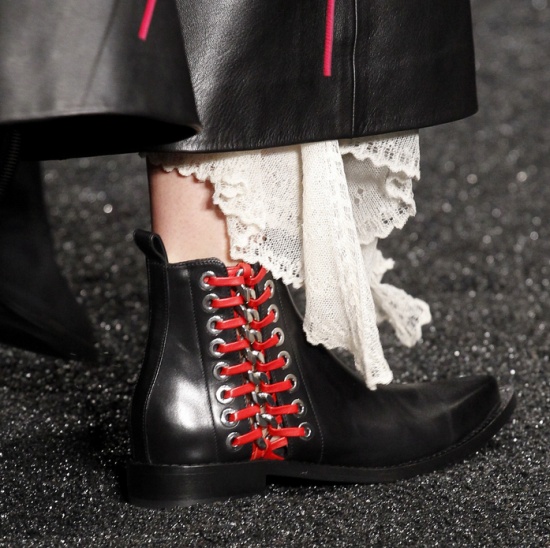 женские ботинки с красной шнуровкой от модного дома Alexander McQueen