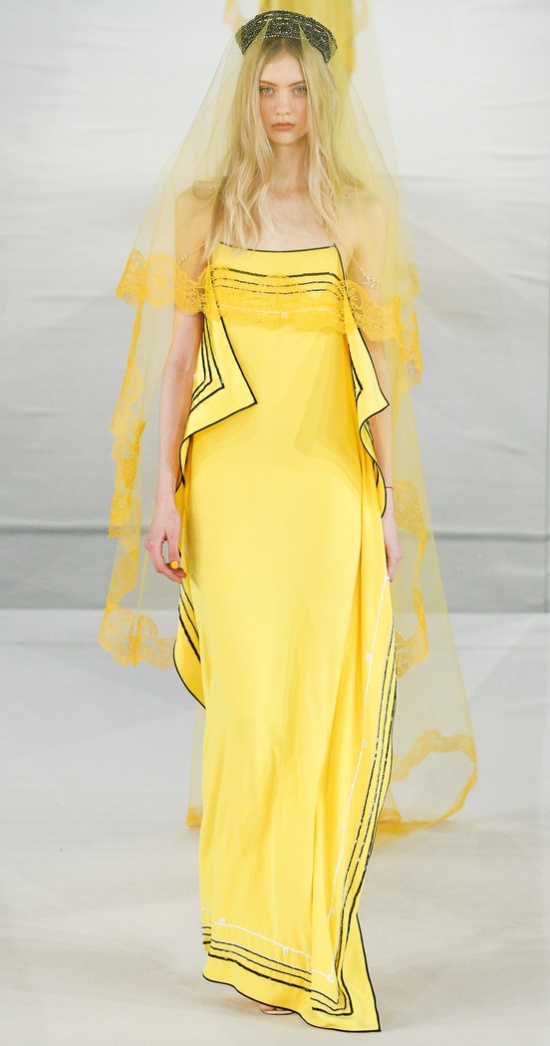Желтое платье в греческом стиле