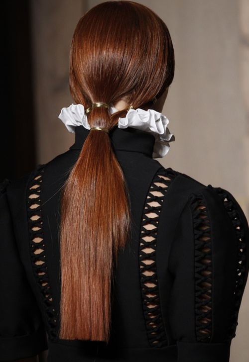 тройной хвост - прическа для длинных волос от валентино