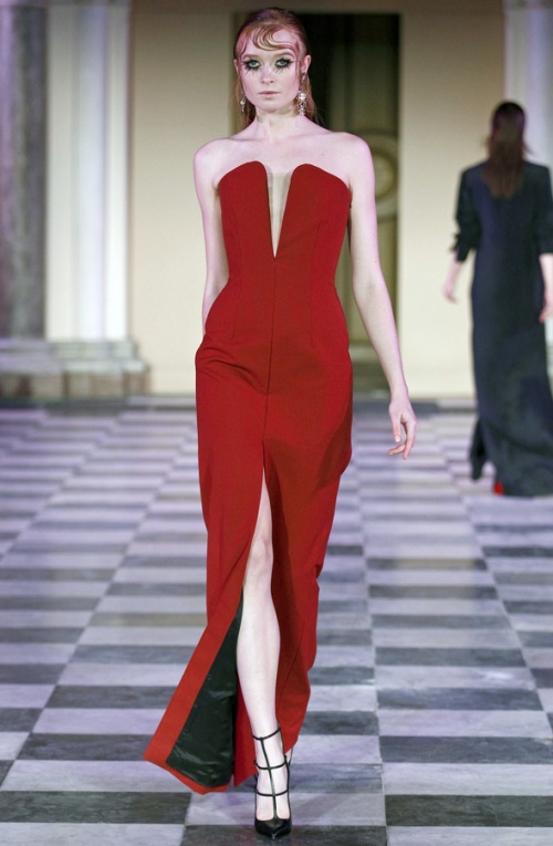 вечернее красное платье с вырезами и разрезами - модный тренд