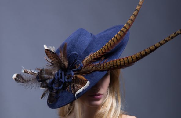 синяя шляпа с перьями