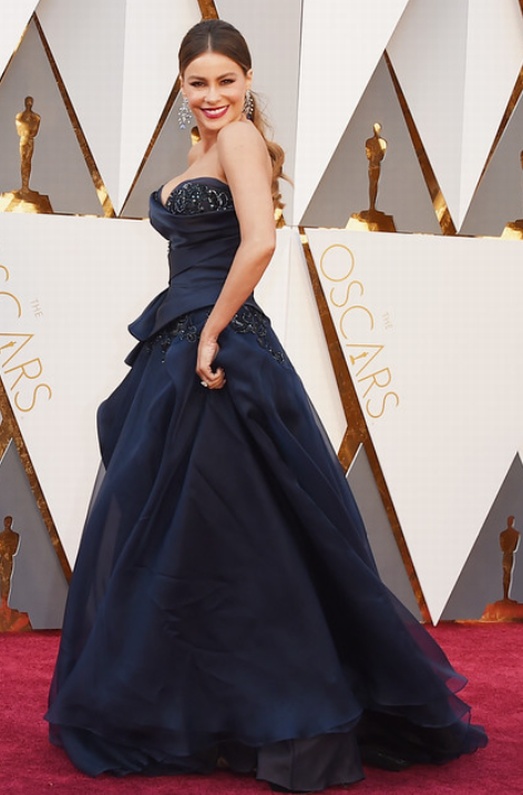 Актриса Sofia Vergara в синем платье на церемонии Оскар 2016