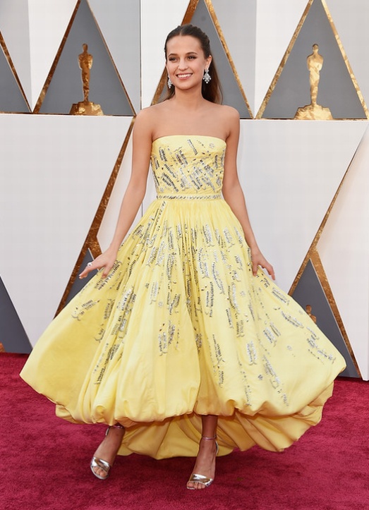 Актриса и танцовщица Alicia Vikander на церемонии Оскар 2016 в желтом платье