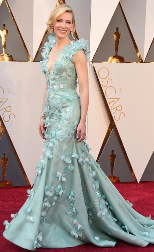 Актриса Cate Blanchett в голубом платье с цветочными аппликациями на церемонии Оскар 2016