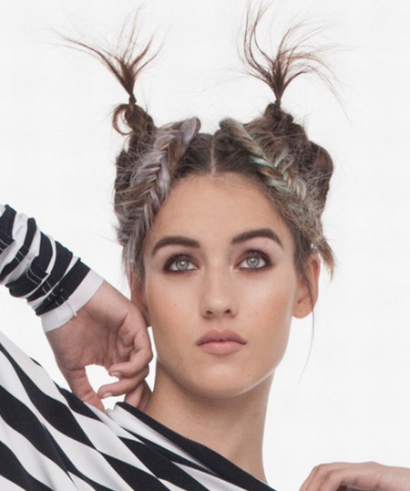 Модная прическа на динные волосы весна 2016 - с фонтанчиками из волос и косами с контрастными искусственными вплетениями