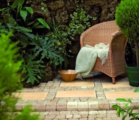 Укромный уголок сада с мозаичным полом