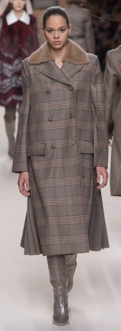 Женское пальто Осень-Зима 2018/2019 от Fendi - клетка, двубортность, накладной меховой воротник