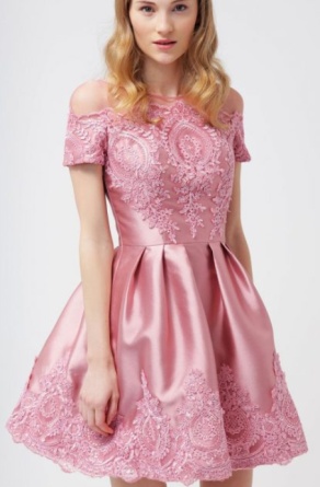 Короткое платье для девушки розового цвета с красивой вышивкой