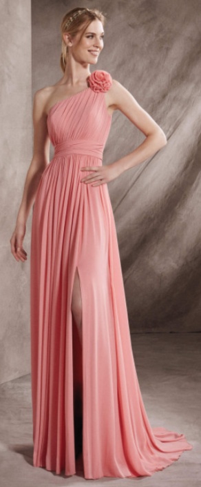 Светло-розовое платье с асимметрией на одно плечо с цветком и высоким разрезом