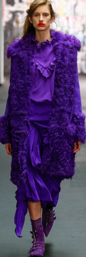 Красивое сиреневое зимнее пальто из овчины от Preen by Thornton Bregazzi