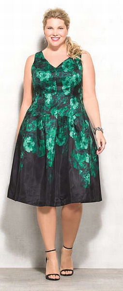 новогоднее платье для пышки с зелеными цветами на черном фоне