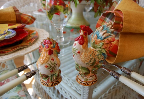Оформление новогоднего стола фигурками петуха и курицы