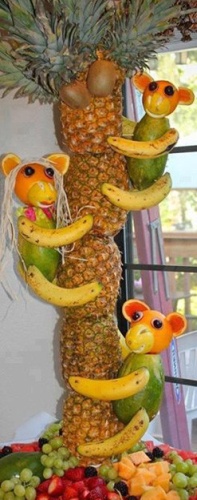 Пальма из ананасов с фигурками обезьян из фруктов
