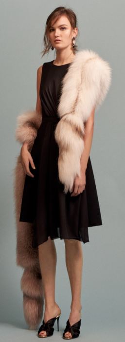 Боа из меха с хвостами - модный тренд 2017 года
