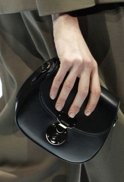 черная кожаная сумка-седло флап от Giorgio Armani