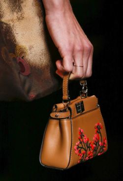 Миниатюрная дамская сумочка с аппликацией от Fendi