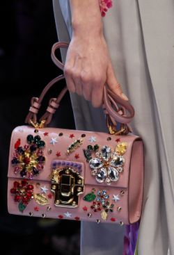 розовая сумка-флап, декорированная кристаллами