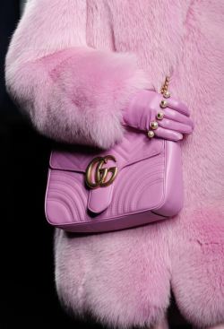 сиреневая сумка кросс-боди от Gucci