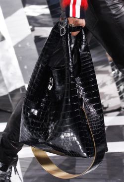 Сумка-мешок под кожу рептилий от Louis Vuitton