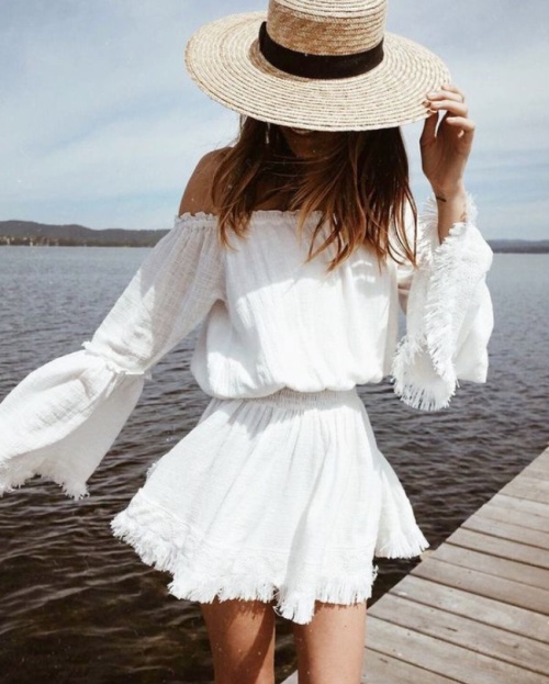 белое красивое платье с бахромой на резинке - летний модный лук со шляпой из соломки цвета кофе с молоком