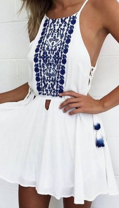 вышивка гжель на белом летнем коротком платье - фото
