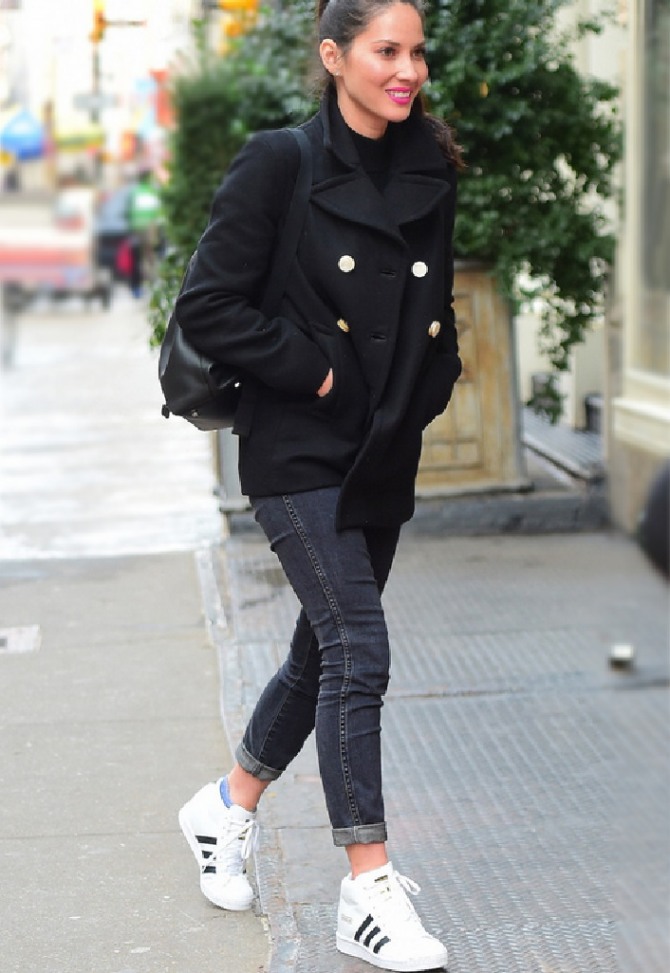 уличная мода осень 2017 - белые кроссовки с черным бушлатом и черными джинсами