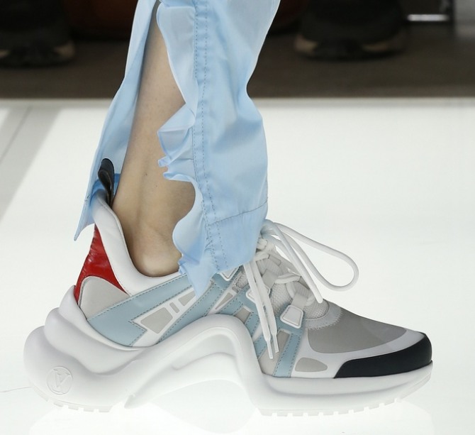 Новое слово в обувной моде - кроссовки-сникерсы на волнистой платформе от бренда Луи Виттон