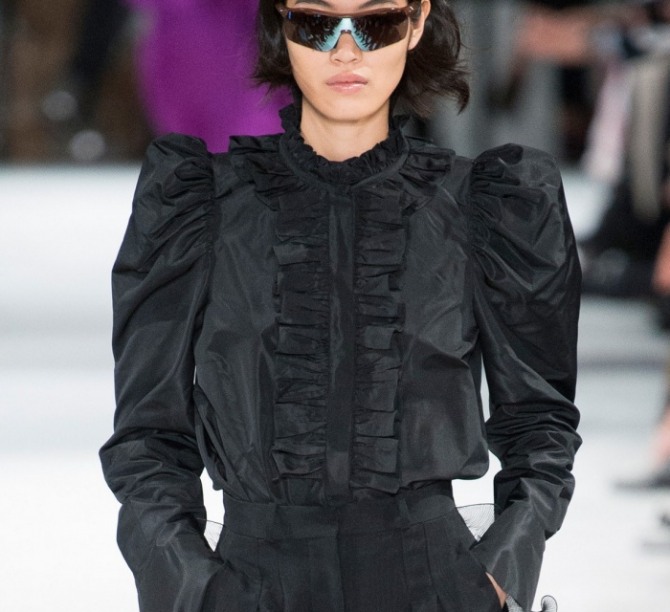 Черная шелковая блузка с оборками и рукавами-фонариками