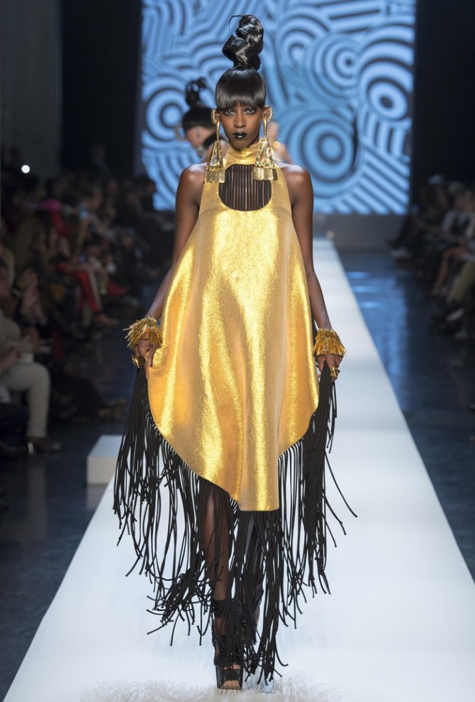 роскошное золотое блестящее платье с черной бахромой