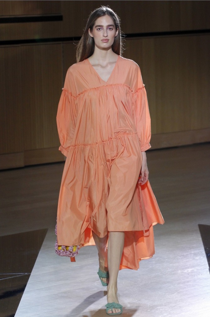 модное летнее платье-разлетайка для полной фигуры морковного цвета
